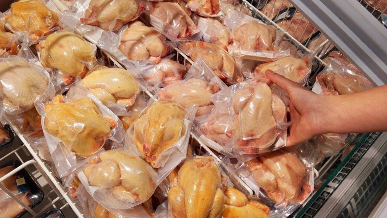 Puiul galben din comerț: mit sau realitate? Un subiect controversat a stârnit dezbateri în spațiul public: puii galbeni din magazine sunt vopsiți? Speculațiile legate de colorarea artificială a cărnii de pui au fost respinse de autoritățile competente, care susțin că nuanța galbenă a pielii este rezultatul alimentației păsărilor