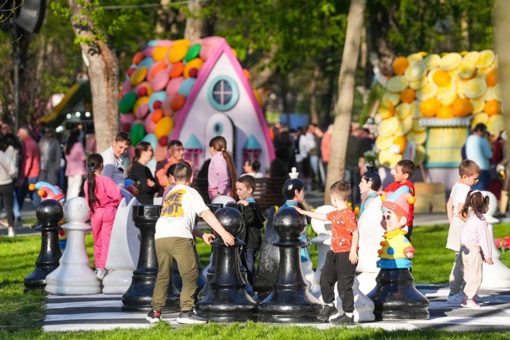 Târgul de Paște din Craiova își deschide porțile: Evenimentul va dura o lună Primăria Craiova a anunțat oficial deschiderea târgului de Paște, care va avea loc în perioada 3 aprilie – 3 mai