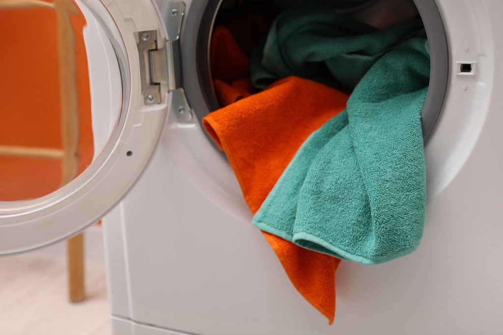 Cum să speli corect hainele colorate pentru a le menține ca noi Spălarea hainelor colorate la temperaturi prea ridicate poate afecta culorile și deteriora țesăturile, arată o analiză a specialiștilor