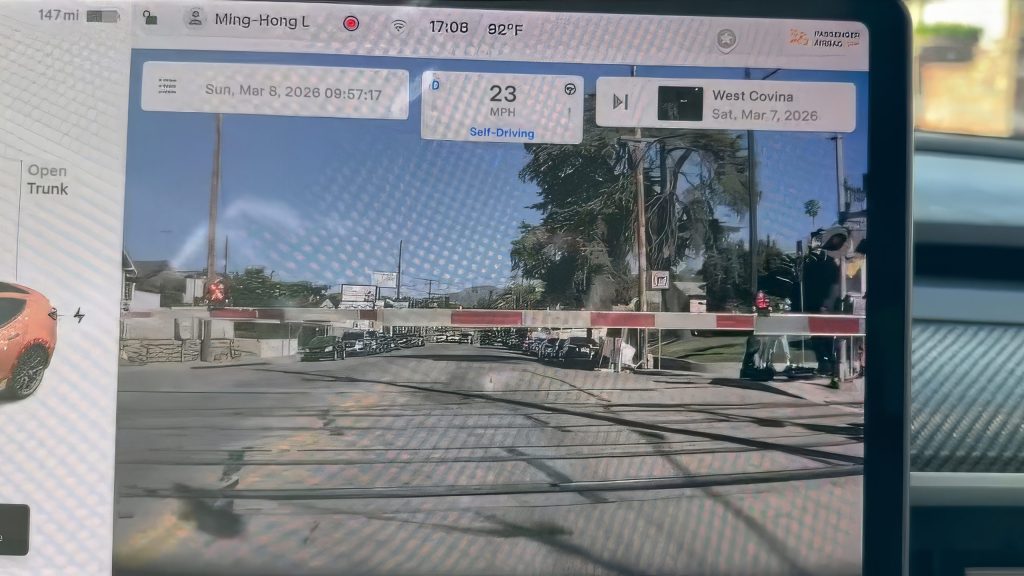 Tesla, pusă sub presiune: Sistemul Full Self-Driving ratează o barieră de cale ferată, chiar înainte de raportul către autorități Un nou incident cu sistemul Full Self-Driving (FSD) al Tesla, în care o mașină a ignorat o barieră de cale ferată coborâtă, alimentează critici și ridică semne de întrebare cu privire la capacitățile tehnologiei