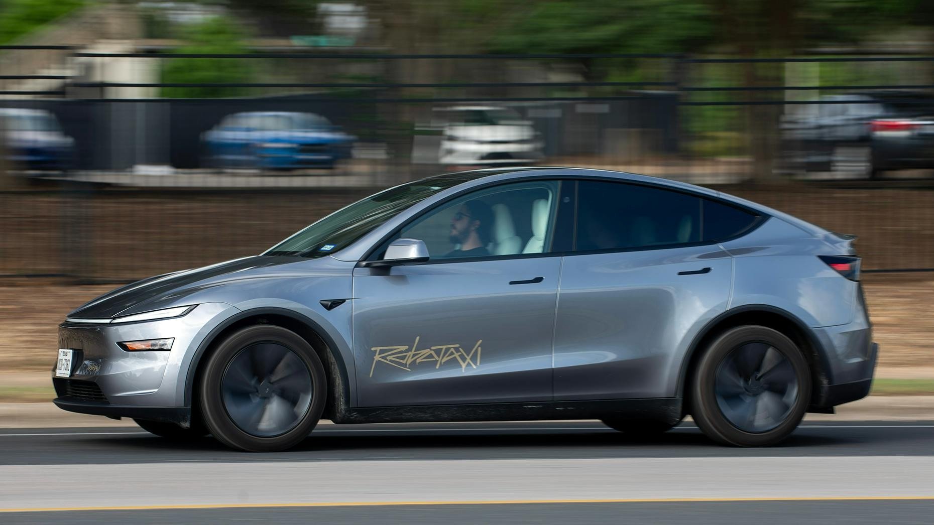 Robotaxi Tesla: Promisiuni versus realitate pe străzile din Austin Serviciul Robotaxi al Tesla, promovat ca fiind mai sigur decât șoferii umani, se confruntă cu o problemă de credibilitate