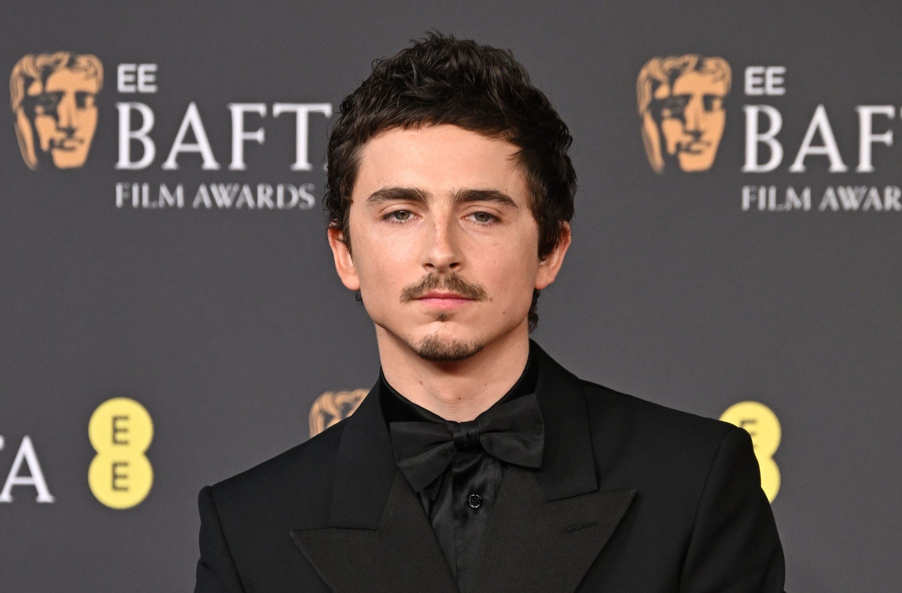Opțiuni:

Timothee Chalamet, simbolul masculinității redefinite (49 caractere)
Actorul Timothee Chalamet, noua față a masculinității (53 caracttere)
Chalamet: De la actor la simbol al masculinității moderne (56 caractere)
Timothee Chalamet, model pentru o nouă masculinitate (51 caractere)