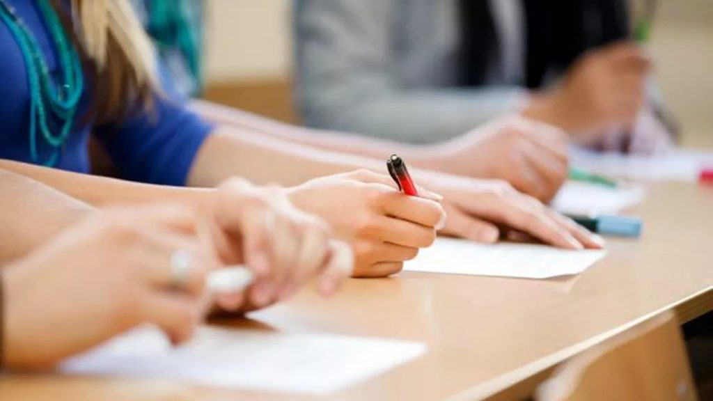 Simularea Evaluării Naționale 2026: Calendarul și Provocările Elevilor de clasa a VIII-a Elevii de clasa a VIII-a se pregătesc pentru simularea Evaluării Naționale 2026, un pas important înaintea examenului decisiv pentru admiterea la liceu