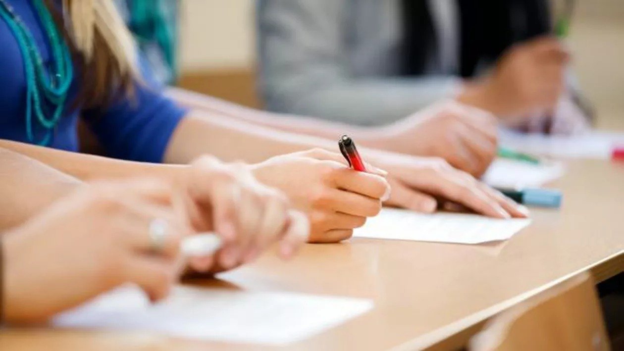 Simularea Evaluării Naționale 2026: Calendarul și Provocările Elevilor de clasa a VIII-a Elevii de clasa a VIII-a se pregătesc pentru simularea Evaluării Naționale 2026, un pas important înaintea examenului decisiv pentru admiterea la liceu