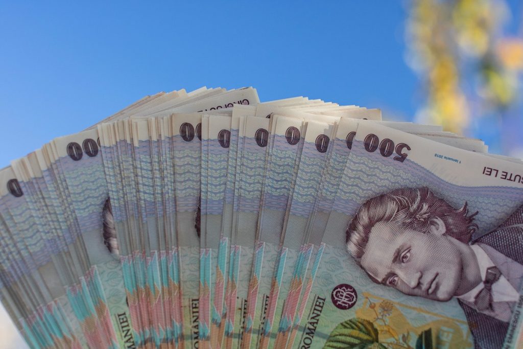 Tineri ieșiți din sistemul de protecție socială, sprijiniți cu o indemnizație lunară de stat Parlamentul a aprobat o modificare legislativă care va oferi sprijin financiar tinerilor care au părăsit sistemul de protecție specială