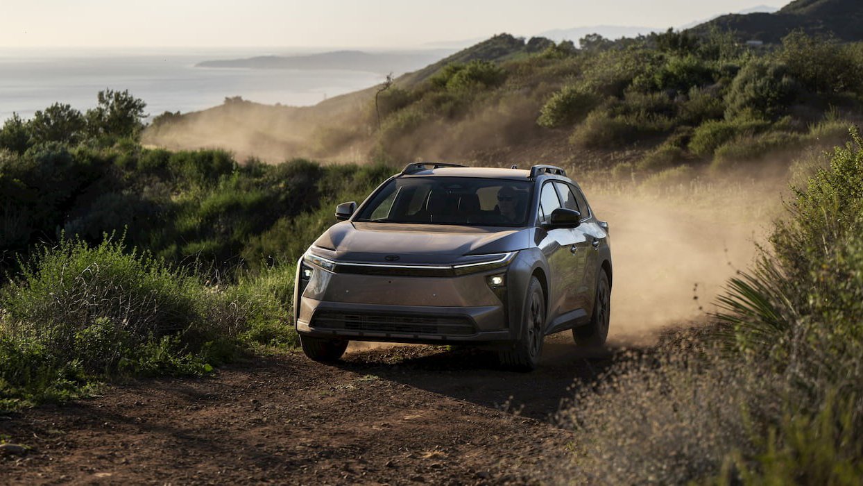 Toyota lansează bZ Woodland, un SUV electric adaptat pentru drumurile românești Toyota a prezentat recent bZ Woodland, o versiune repensată a SUV-ului electric bZ, cu îmbunătățiri menite să îl facă mai potrivit pentru utilizarea în condiții reale