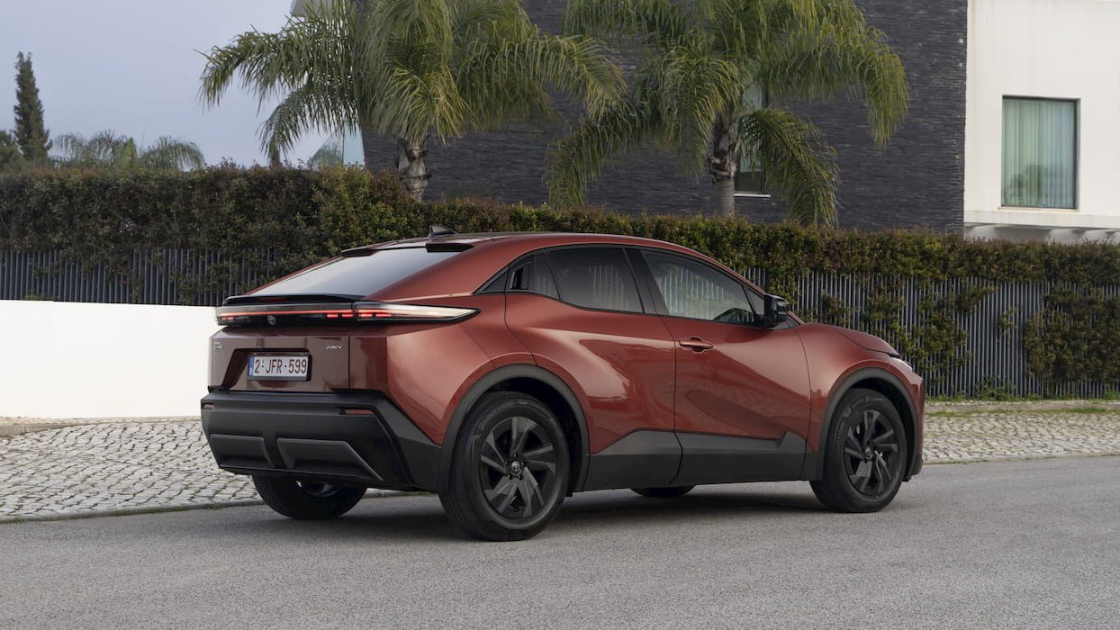 Toyota intră puternic în cursa electrică: Noul C-HR+ promite o autonomie record Toyota revoluționează segmentul vehiculelor electrice în Europa cu noul C-HR+, model care se remarcă printr-o autonomie impresionantă de până la 607 de kilometri în versiunea cu tracțiune față și baterie de 77 kWh