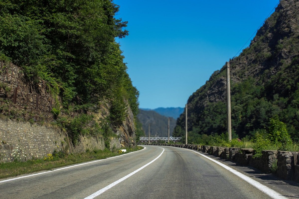 Restricții majore de trafic pe Valea Oltului, timp de trei luni Șoferii care circulă pe drumul național DN7, între Râmnicu Vâlcea și Veștem, vor întâmpina importante restricții de trafic începând cu 16 martie 2026