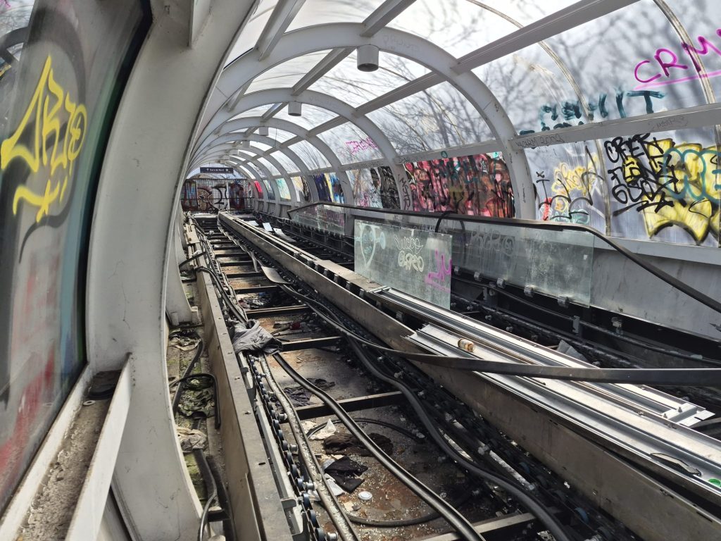 Trotuarul rulant de la gara de nord, vandalizat și plin de gunoaie