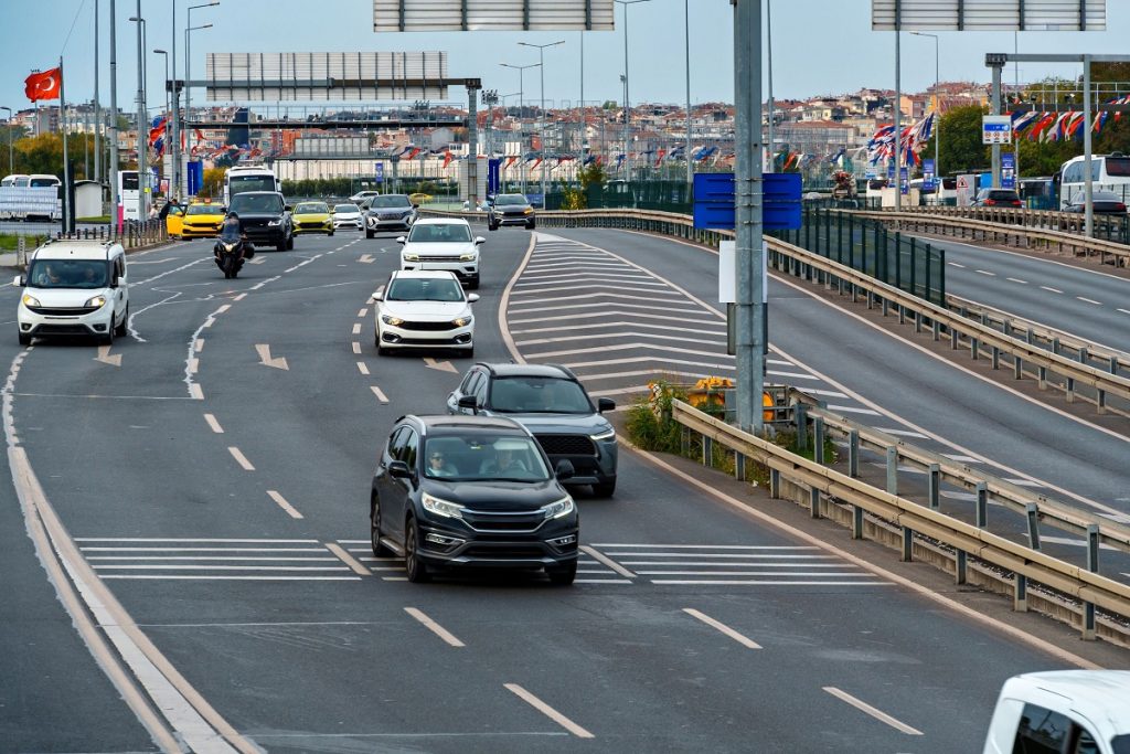 Turcia majorează drastic amenzile rutiere: depășirile de viteză și alte abateri vor costa mai mult Autoritățile turce au decis să înăsprească legislația rutieră, majorând semnificativ amenzile pentru diverse contravenții