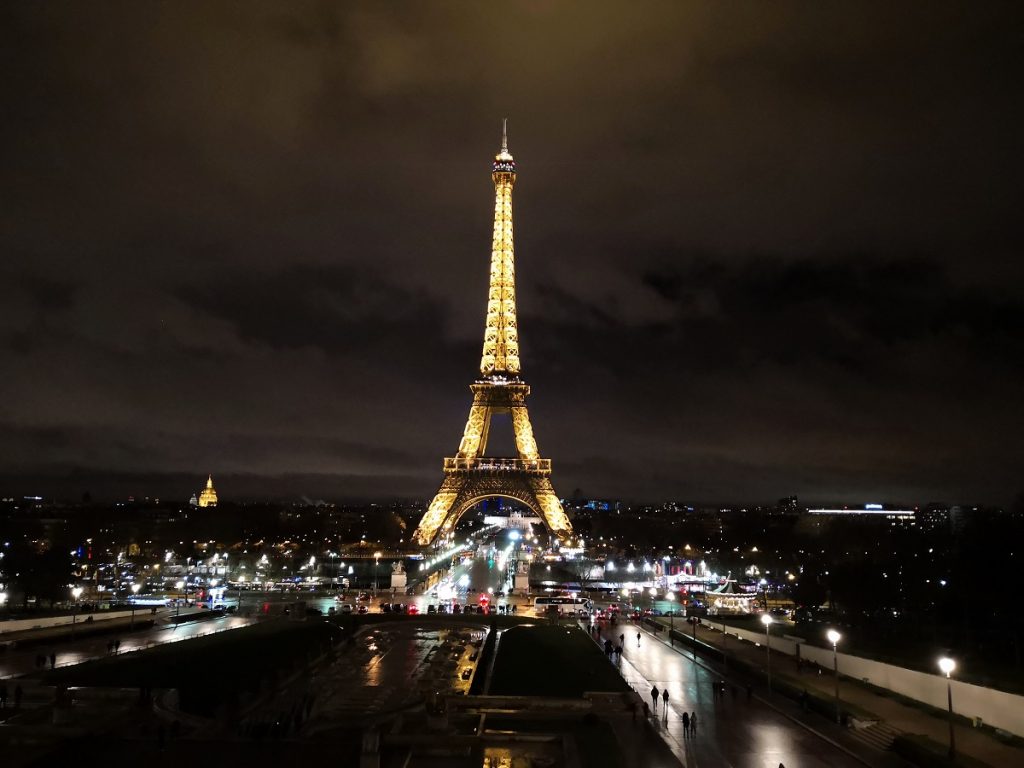 Parisul oferă o nouă experiență pentru turiști: o traversare pe plasă la Turnul Eiffel Vizitatorii Turnului Eiffel au acum posibilitatea de a testa un nou punct de atracție: un pod suspendat din plasă, instalat între doi dintre pilonii emblematici ai monumentului parizian