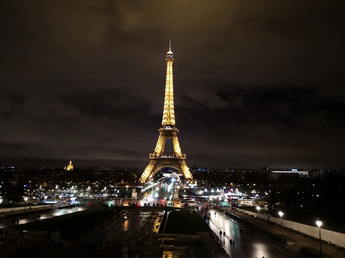 Parisul oferă o nouă experiență pentru turiști: o traversare pe plasă la Turnul Eiffel Vizitatorii Turnului Eiffel au acum posibilitatea de a testa un nou punct de atracție: un pod suspendat din plasă, instalat între doi dintre pilonii emblematici ai monumentului parizian