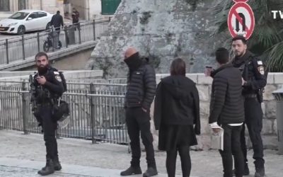 Restricții de securitate și teamă la Ierusalim: Sărbătorile pascale marcate de tensiuni Ierusalimul este scena unor tensiuni sporite, iar sărbătorile pascale, atât evreiești, cât și creștine, sunt afectate de restricțiile de securitate