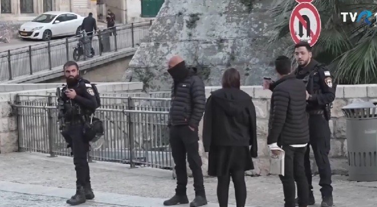 Restricții de securitate și teamă la Ierusalim: Sărbătorile pascale marcate de tensiuni Ierusalimul este scena unor tensiuni sporite, iar sărbătorile pascale, atât evreiești, cât și creștine, sunt afectate de restricțiile de securitate
