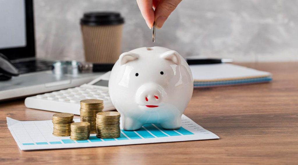Scumpirile afectează buzunarele românilor: 7 reguli simple pentru a te menține pe linia de plutire Creșterea prețurilor la alimente, energie și alte bunuri de consum a pus presiune pe bugetele multor români