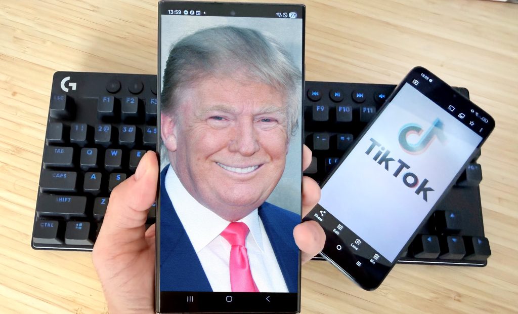 TikTok, salvată de Trump: O taxă controversată pune sub semnul întrebării rolul statului american În ianuarie 2026, gigantul chinezesc ByteDance a fost forțat să cedeze controlul asupra operațiunilor TikTok din Statele Unite, în urma unor presiuni politice și amenințări de interzicere