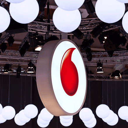 Vodafone România testează accesul direct la satelit, o premieră tehnologică în țară Vodafone România a anunțat, printr-un comunicat de presă, că a demarat o colaborare cu Satellite Connect Europe pentru a testa, în premieră în România, serviciile „direct to device”