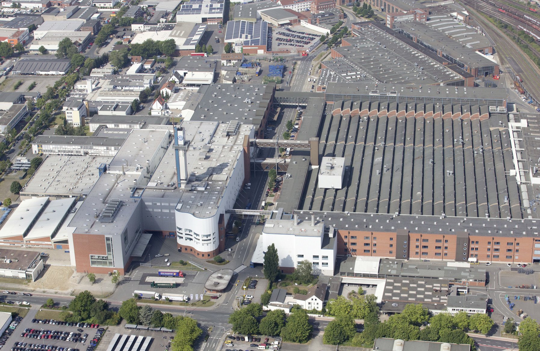 Volkswagen, în negocieri pentru producerea de echipamente militare Grupul Volkswagen poartă discuții cu compania israeliană Rafael Advanced Defence Systems privind un acord major, care ar putea transforma fabrica din Osnabrück, Germania, dintr-un producător de automobile într-un furnizor de componente pentru apărarea aeriană