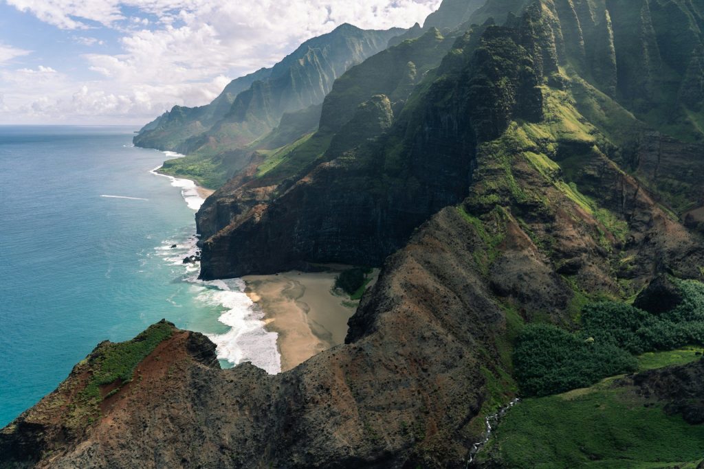 Prognoza meteo pentru Kauai: Vânt puternic și șanse de ploaie în majoritatea zonelor Insula Kauai, cunoscută pentru peisajele sale spectaculoase, se pregătește pentru o săptămână cu vreme variabilă, dominată de vânturi puternice și șanse de ploaie în diverse zone