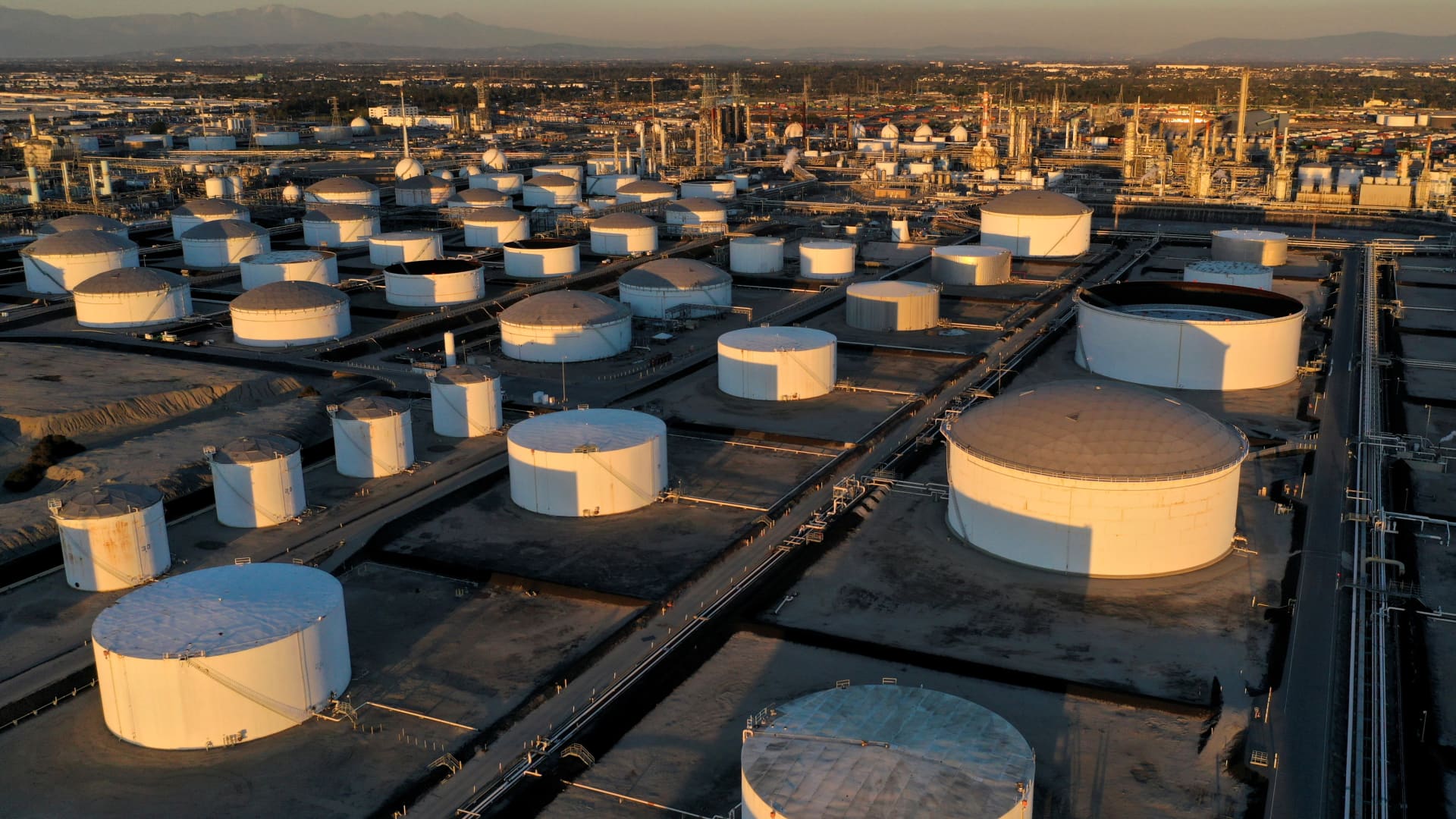 Prețurile petrolului cresc vertiginos în urma amenințărilor lui Trump și a atacurilor în Israel București – Prețurile petrolului au crescut luni, pe fondul tensiunilor geopolitice amplificate de amenințările lui Donald Trump la adresa Iranului și de atacurile cu rachete ale rebelilor Houthi din Yemen asupra Israelului