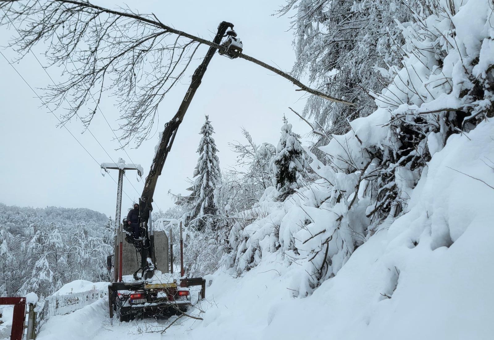 Probleme majore pe un drum din zona turistică Horezu din cauza zăpezii Situația circulației rutiere în zona turistică Horezu, județul Vâlcea, este grav afectată de căderile masive de zăpadă