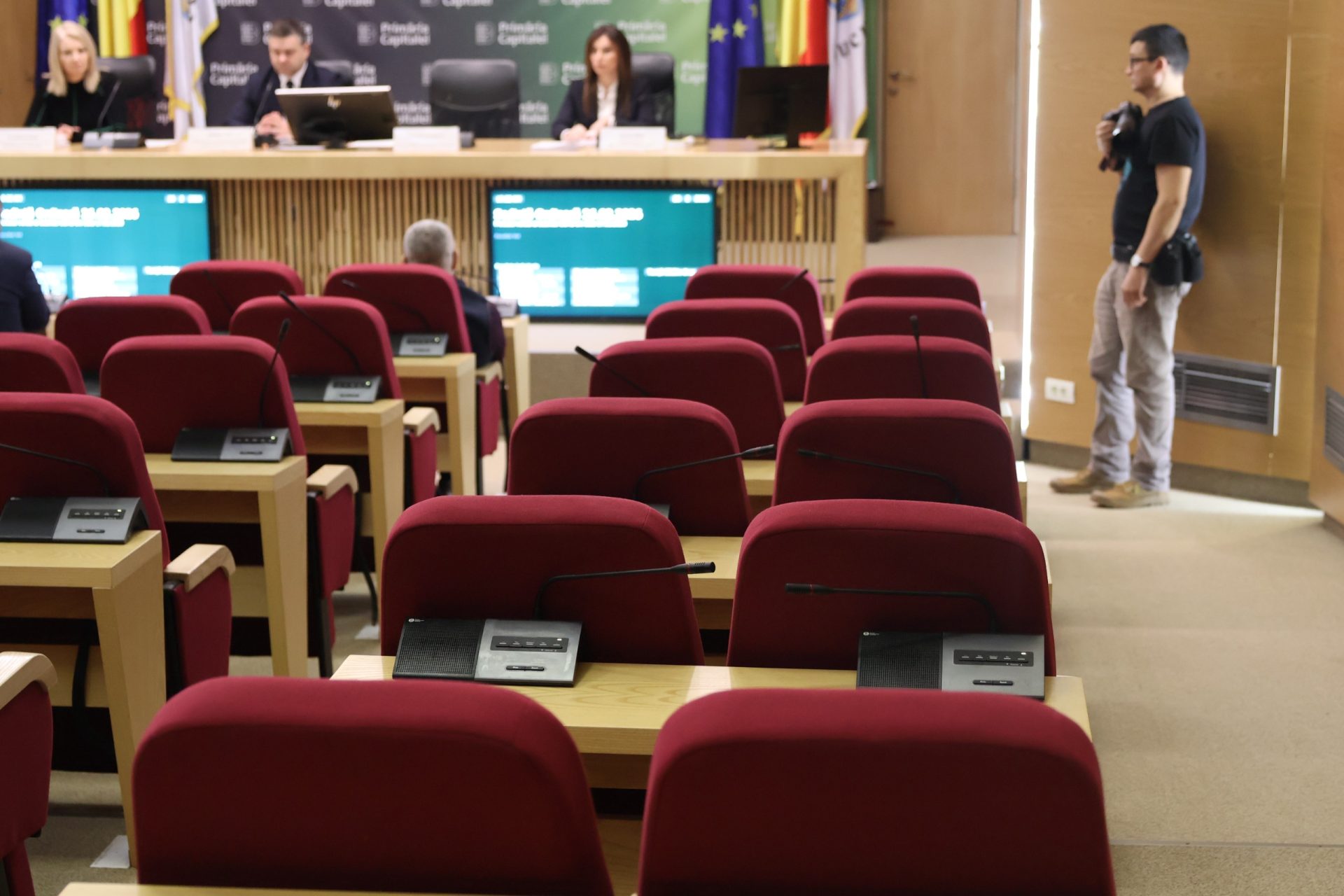 Ancheta „locuințele puterii” iscă valuri în consiliul general al capitalei Investigația jurnalistică „Locuințele Puterii”, care a scos la iveală modul în care primăria capitalei distribuie controversat apartamente și terenuri, continuă să genereze reacții aprinse în rândul politicienilor bucureșteni