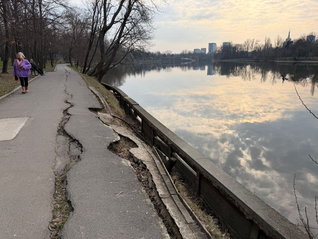 Lucrări de reparații la aleile din Parcul Regele Mihai I, o investiție de două milioane de euro, care vizează doar o mică parte din parc Primăria Capitalei a cheltuit aproape două milioane de euro pentru reabilitarea aleilor din Parcul Regele Mihai I, dar lucrările efectuate până în prezent vizează doar o porțiune restrânsă a acestuia