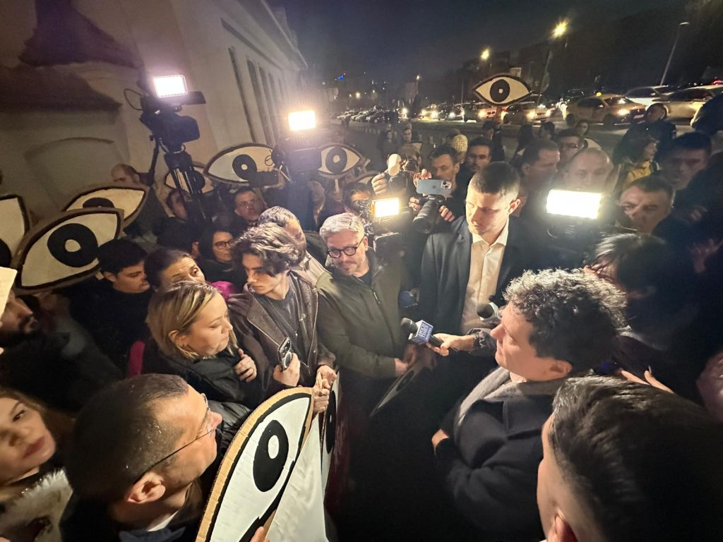 Protest în fața Cotrocenilor: Societatea civilă cere președintelui să nu numească magistrați controversați București, 7 martie 2024 – O serie de organizații ale societății civile au organizat ieri un protest în fața Palatului Cotroceni, solicitând președintelui Klaus Iohannis să nu numească magistrați cu reputație controversată în funcții de conducere la marile parchete