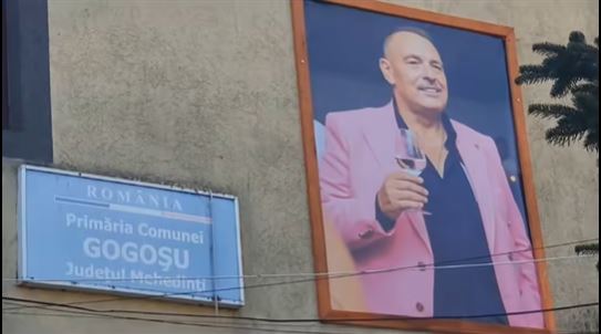 Portrete post-mortem: Fostul primar al comunei Gogoșu, omagiat pe fațada primăriei Pe fațada primăriei din comuna Gogoșu, județul Mehedinți, doi perechi de ochi privesc trecătorii