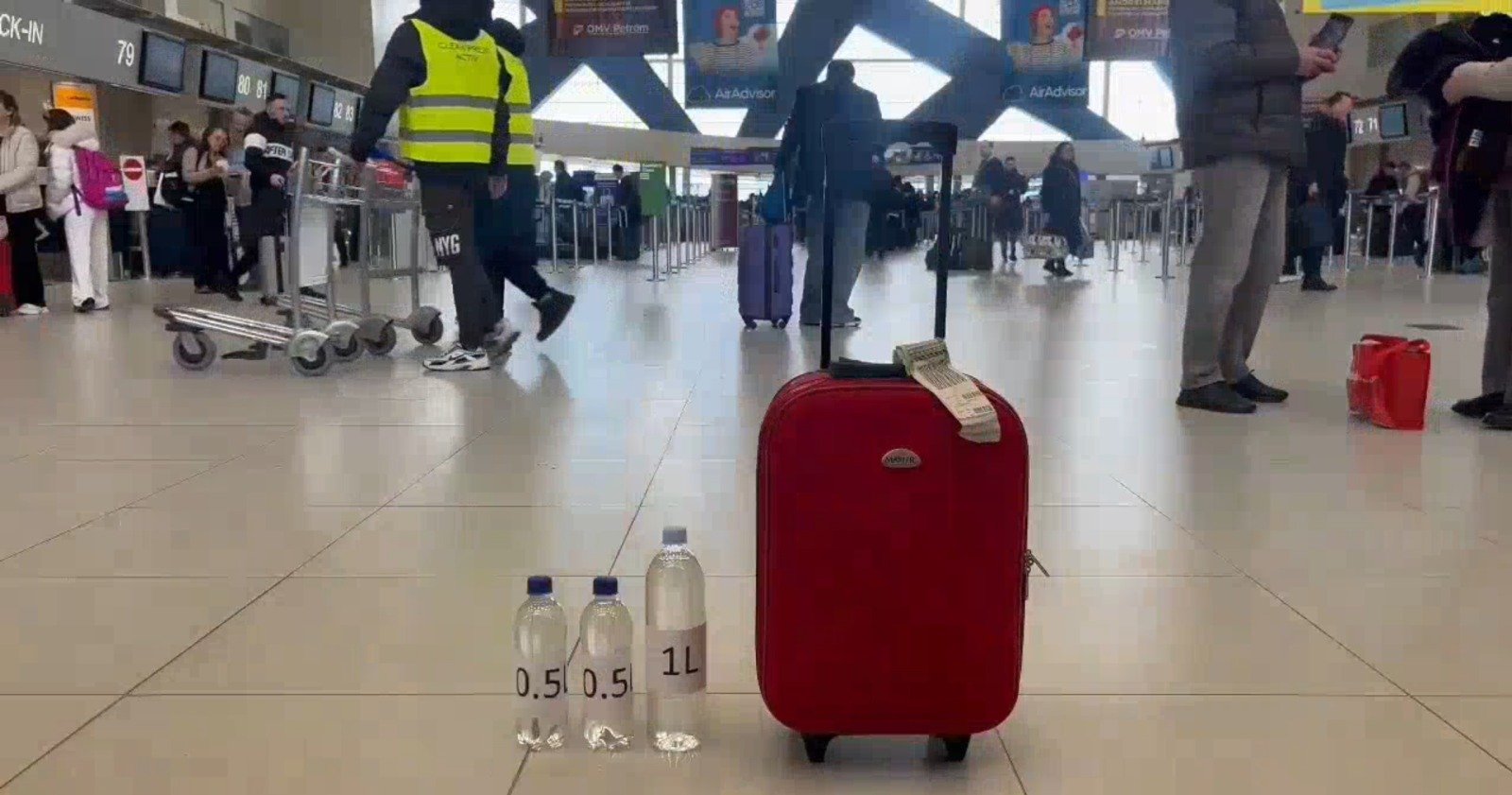 Lichidele de până la doi litri, permise în bagajul de cabină pe aeroporturile bucureștene Din 11 martie, pasagerii care pleacă de pe Aeroportul „Henri Coandă” și Aeroportul „Băneasa” pot transporta în bagajul de cabină recipiente cu lichide, aerosoli și geluri de până la doi litri