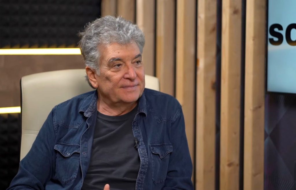 Iulian Vrabete, basistul trupei Holograf, a murit la 70 de ani Iulian Vrabete, cunoscut publicului drept „Mugurel” și basistul trupei Holograf, s-a stins din viață joi, la vârsta de 70 de ani