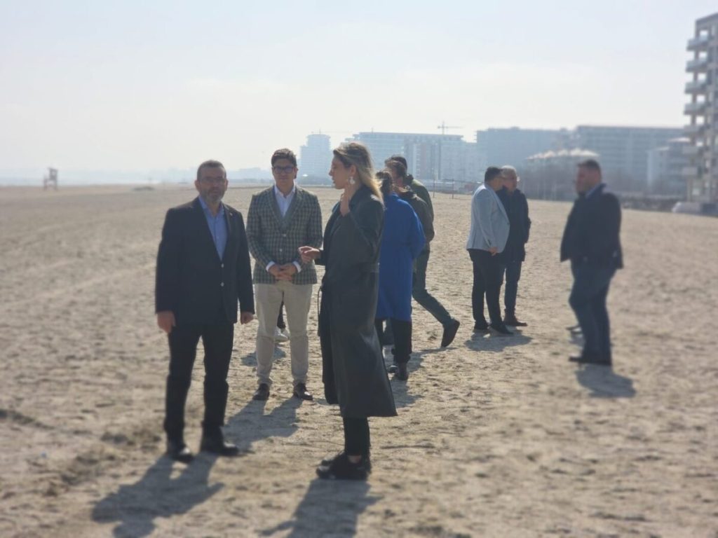 Ministra Mediului, Diana Buzoianu, inspectează plaja din Năvodari vizată de un proiect de parcare Ministra Mediului, Diana Buzoianu, efectuează vineri un control la Năvodari, pe o porțiune de plajă unde primăria, condusă de Florin Chelaru (PSD), intenționează să construiască o parcare