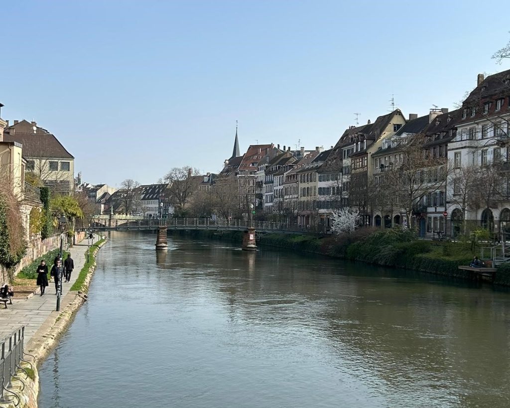 Strasbourg, văzut de un bucureștean: tramvaie silențioase, clopote insistente și contraste urbane Un jurnalist a petrecut patru zile în Strasbourg, timp suficient pentru a observa diferențele notabile dintre orașul francez și București