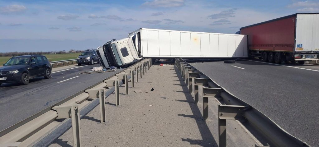 Un TIR răsturnat pe A3 blochează total traficul