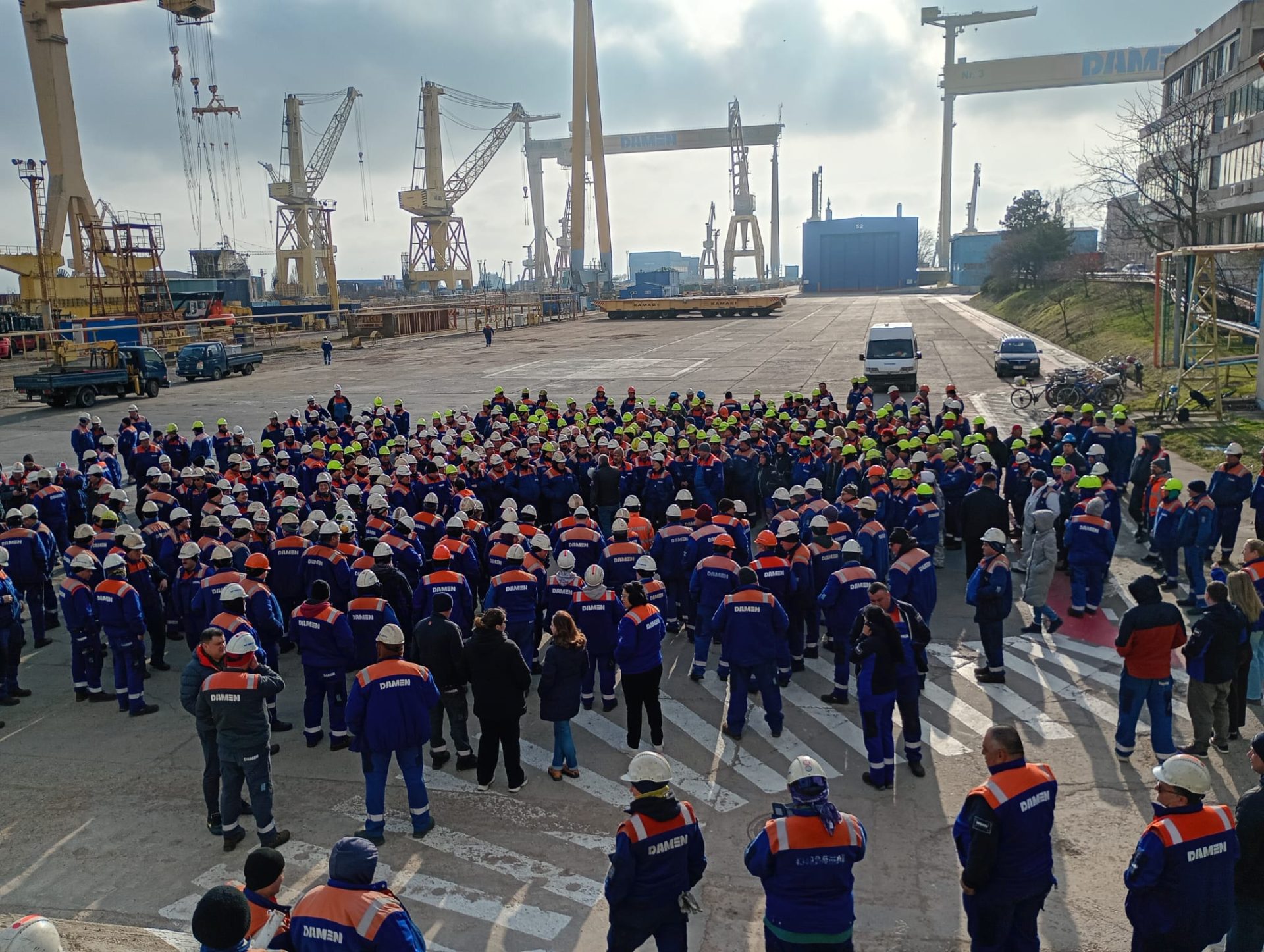 Proteste la Șantierul Naval Damen Mangalia: Angajații, fără salarii de luni bune Mangalia – Sute de angajați ai Șantierului Naval Damen din Mangalia continuă protestele vineri, pentru a doua zi consecutiv, nemulțumiți de faptul că nu și-au primit salariile de peste trei luni