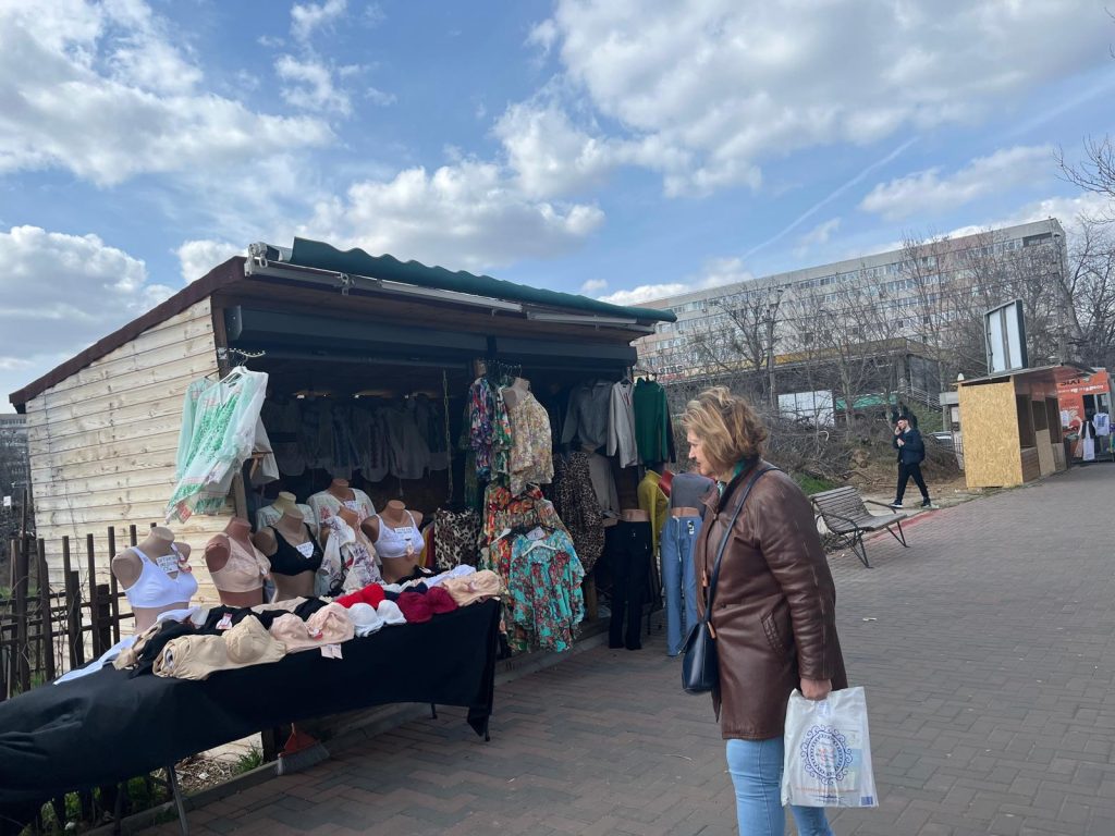 Comerțul ambulant se extinde în zona parcului IOR, în ciuda amenzilor Noi tarabe cu diverse articole de îmbrăcăminte au apărut la limita dintre terenul retrocedat și trotuar, în apropierea parcului IOR