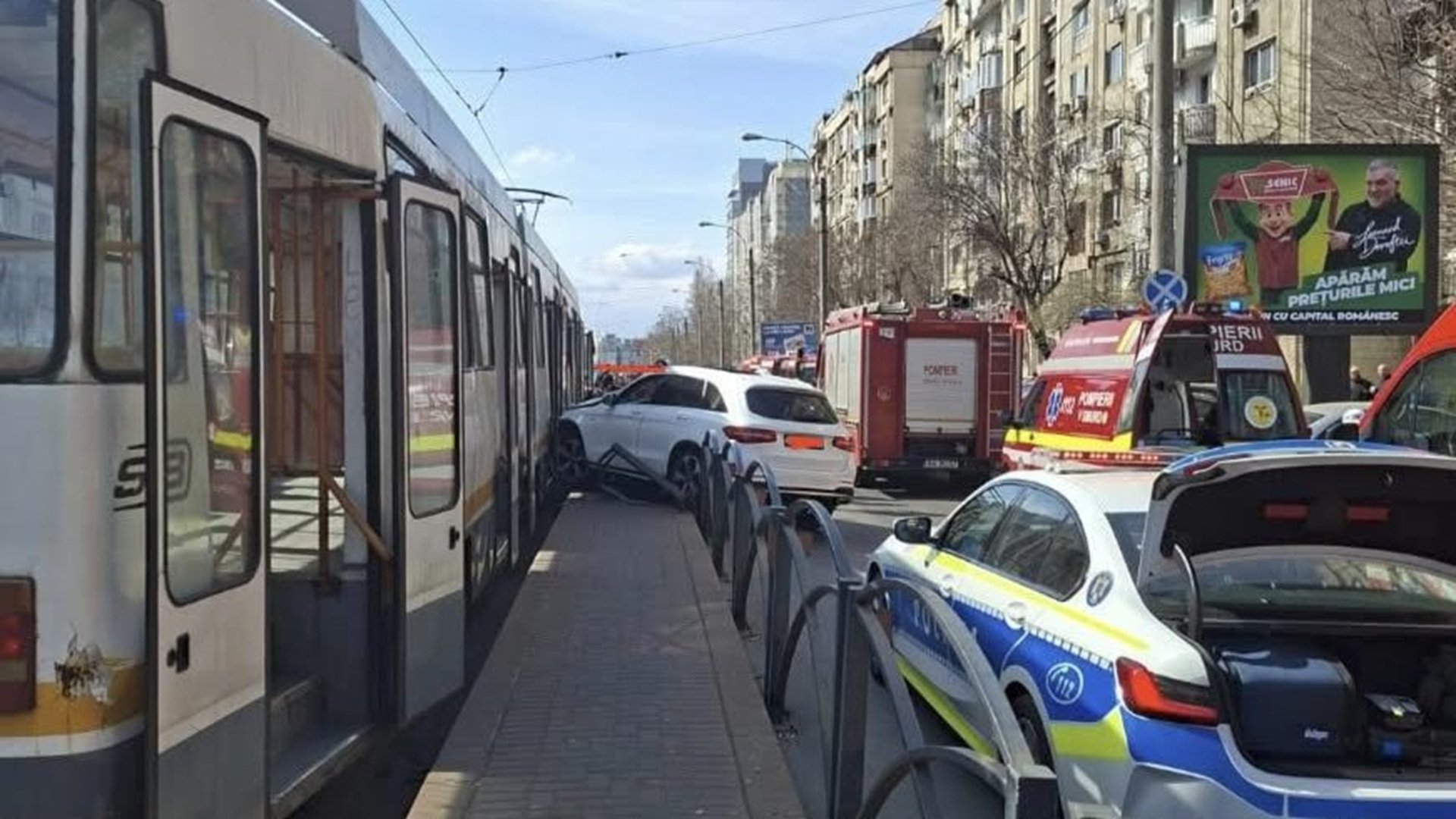 Accident pe bulevardul octavian goga: o mașină a intrat într-un refugiu de tramvai, afectând circulația Un accident rutier grav a avut loc joi după-amiaza pe bulevardul Octavian Goga din București, soldat cu rănirea a două persoane și blocarea temporară a circulației tramvaielor pe liniile 23 și 27
