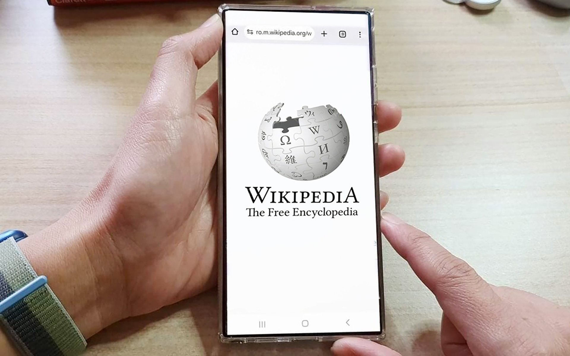 Wikipedia interzice utilizarea inteligenței artificiale pentru a genera sau rescrie articole Comunitatea Wikipedia a adoptat o nouă regulă care interzice utilizarea modelelor de tip Large Language Model (LLM), precum ChatGPT sau Gemini, pentru a genera sau rescrie conținutul articolelor