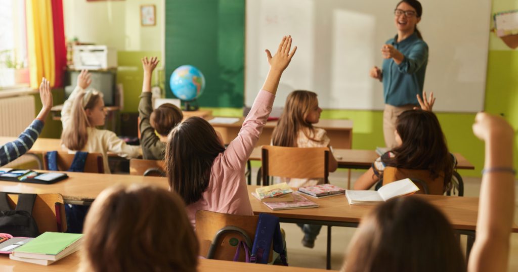 Vacanța de Paște în 2026: Când încep și se termină zilele libere pentru elevi Elevii din România vor intra în vacanța de primăvară în aprilie 2026, conform structurii anului școlar deja aprobate de Ministerul Educației