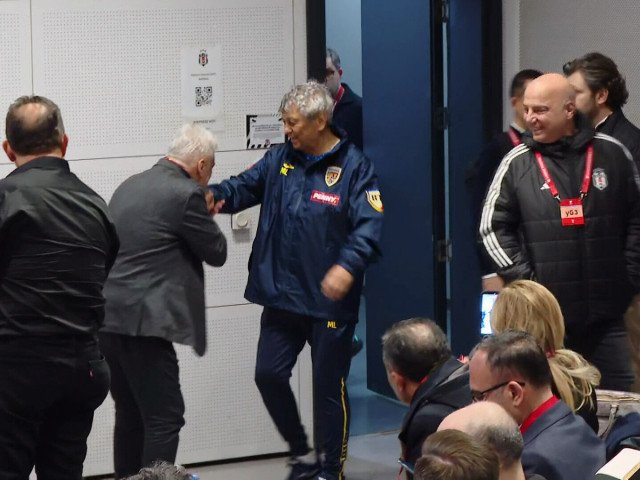 Mircea Lucescu, omagiat la Istanbul: Un jurnalist turc i-a pupat mâna Istanbulul a fost martorul unei primiri călduroase pentru selecționerul echipei naționale a României, Mircea Lucescu