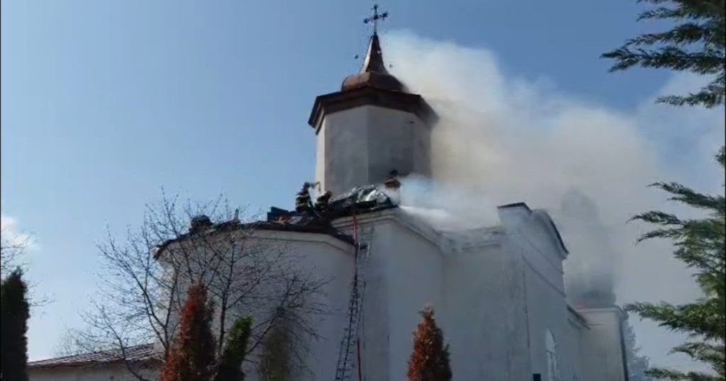 Incendiu puternic la o biserică monument istoric din Prahova; zeci de persoane evacuate Puchenii Mari, Prahova – Un incendiu de mari proporții a izbucnit duminică la biserica „Sfântul Nicolae” din satul Puchenii Moșneni, județul Prahova