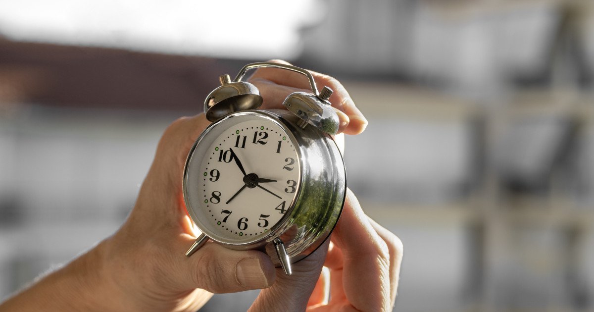 România trece la ora de vară în 2026: Cum ne influențează somnul Românii vor da ceasurile înainte cu o oră în noaptea de 28 spre 29 martie 2026, marcând trecerea la ora de vară