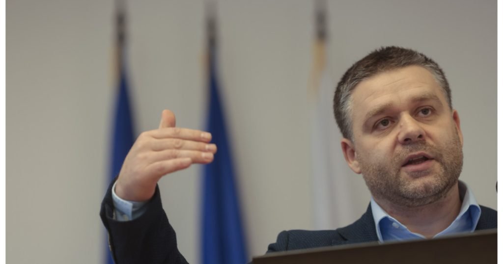 Ciucu, apel la artiști: Afișajul ilegal „sluțește Bucureștiul”