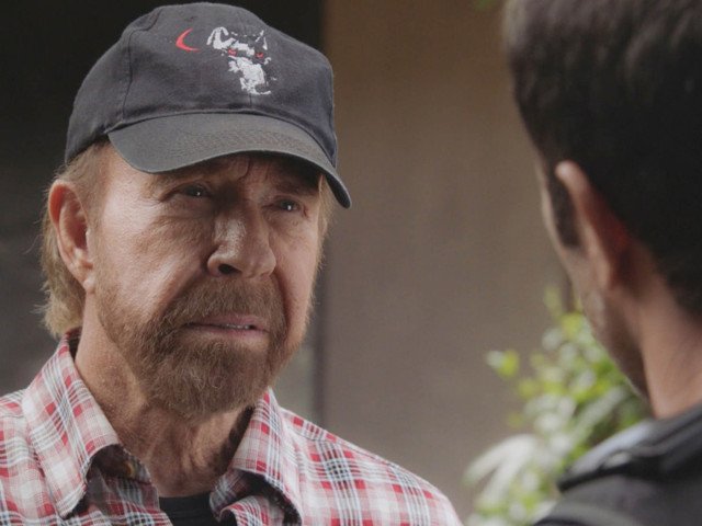 Moartea lui Chuck Norris: Un mit care sfidează realitatea Actorul american Chuck Norris a fost subiectul unei vaste campanii de dezinformare în mediul online, în cursul zilei de miercuri, circulând zvonuri false cu privire la decesul acestuia