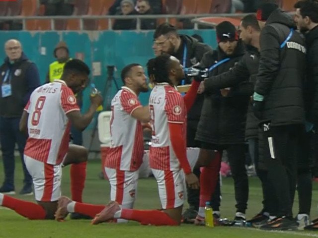 Debut istoric pe terenul de fotbal: Dinamo și FC Argeș, actori principali Meciul dintre Dinamo București și FC Argeș a consemnat un moment inedit în fotbalul românesc