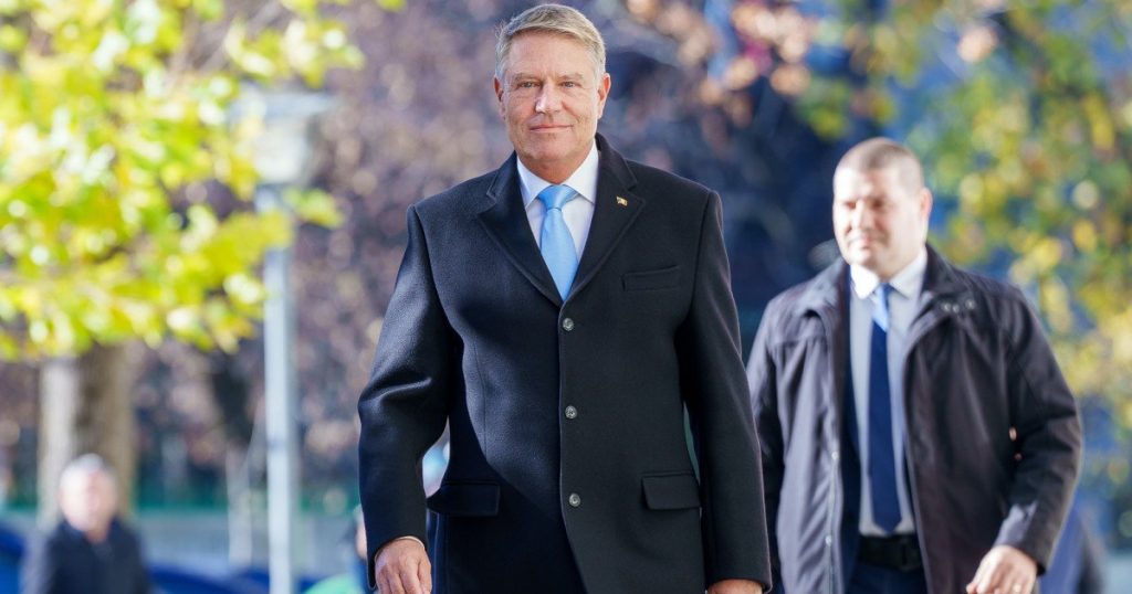 Iohannis, la slujba de Florii în Sibiu: „Sărbători pascale fericite și multă sănătate” Fostul președinte Klaus Iohannis a celebrat Floriile la Sibiu, participând la slujba religioasă alături de soția sa, Carmen