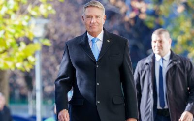 Iohannis, la slujba de Florii în Sibiu: „Sărbători pascale fericite și multă sănătate” Fostul președinte Klaus Iohannis a celebrat Floriile la Sibiu, participând la slujba religioasă alături de soția sa, Carmen