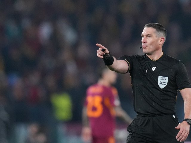 Tensiune maximă la Roma: Kovacs, centralul meciului, stârnește controverse Arbitrajul lui Istvan Kovacs în meciul dintre AS Roma și Bologna a generat o undă de șoc în fotbalul italian, după ce centralul român a dictat două lovituri de pedeapsă