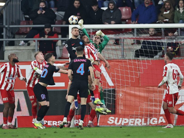 Contract pe masă pentru un antrenor din Superligă, dar viitorul rămâne incert După ratarea calificării în play-off-ul Superligii, un antrenor de la o echipă de fotbal a primit o ofertă de prelungire a contractului