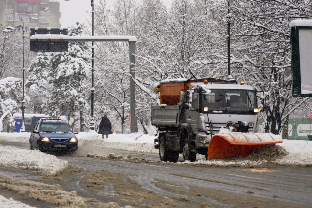 Capitala sufocată: Bucureștiul se confruntă cu poluare și infrastructură precară Bucureștenii își exprimă îngrijorarea față de calitatea slabă a vieții în oraș, evidențiind problemele legate de poluare, infrastructura învechită și lipsa de curățenie